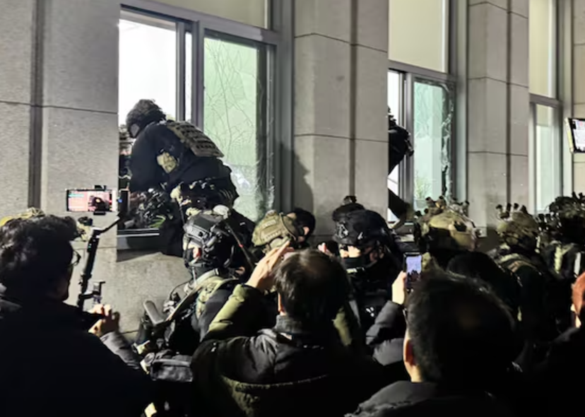 南韓戒嚴風波|戒嚴部隊人員破窗進入國會大樓(網上圖片)