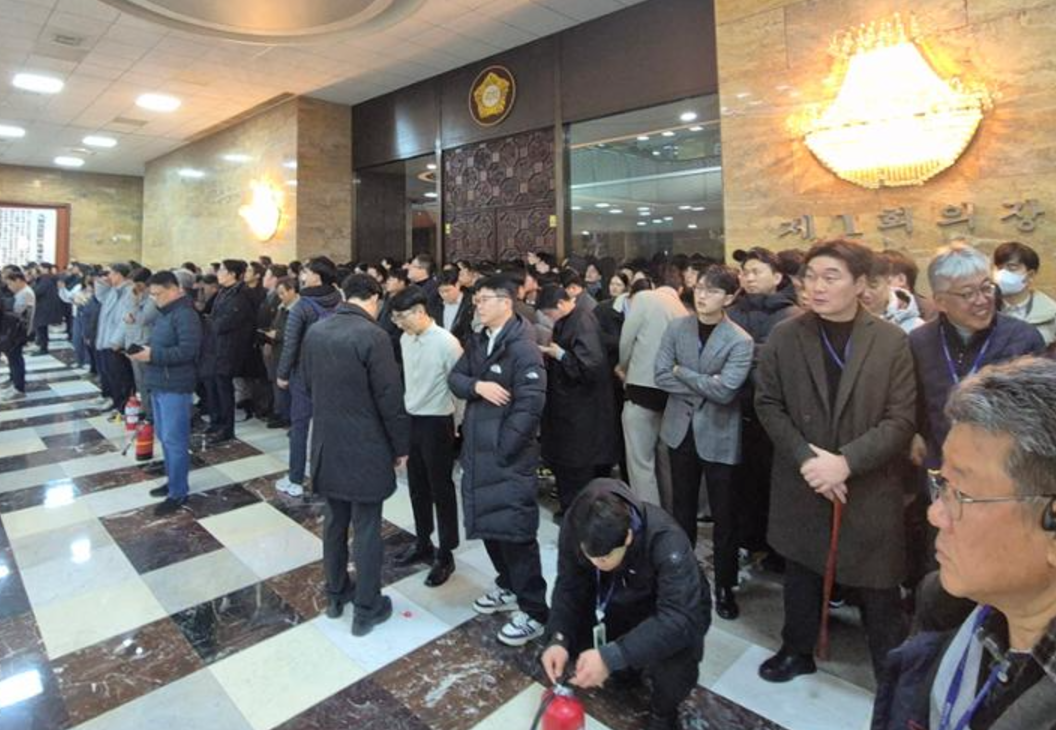 南韓戒嚴風波|國會工作人員、議員等人欲阻止戒嚴部隊人員進入國會大樓(網上圖片)