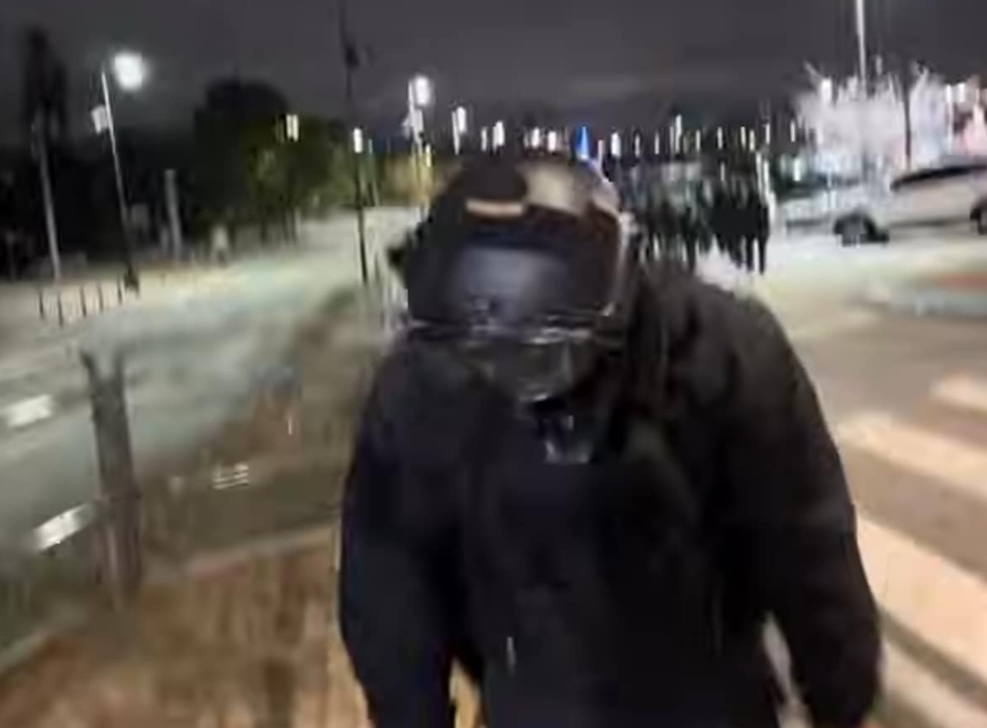 南韓資深記者許在賢上載一條現場採訪影片,當時他在國會外遇到執行戒嚴令後離開的士兵,一名士兵突然望向鏡頭多次鞠躬,並不停向國民說「對不起」。(影片截圖)