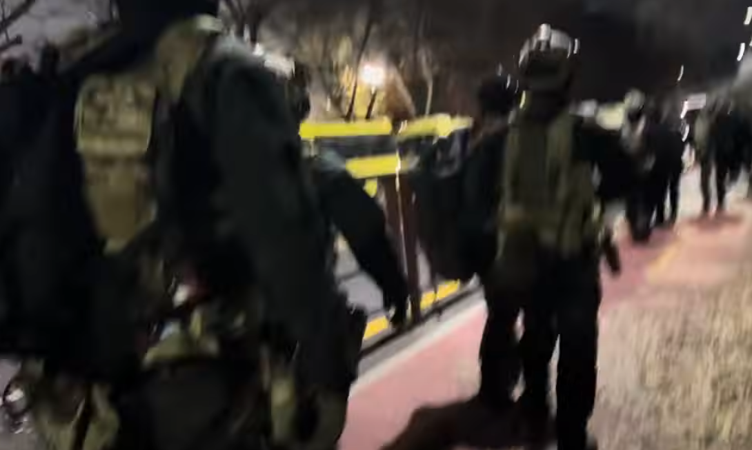 南韓資深記者許在賢上載一條現場採訪影片,當時他在國會外遇到執行戒嚴令後離開的士兵,一名士兵突然望向鏡頭多次鞠躬,並不停向國民說「對不起」。(影片截圖)