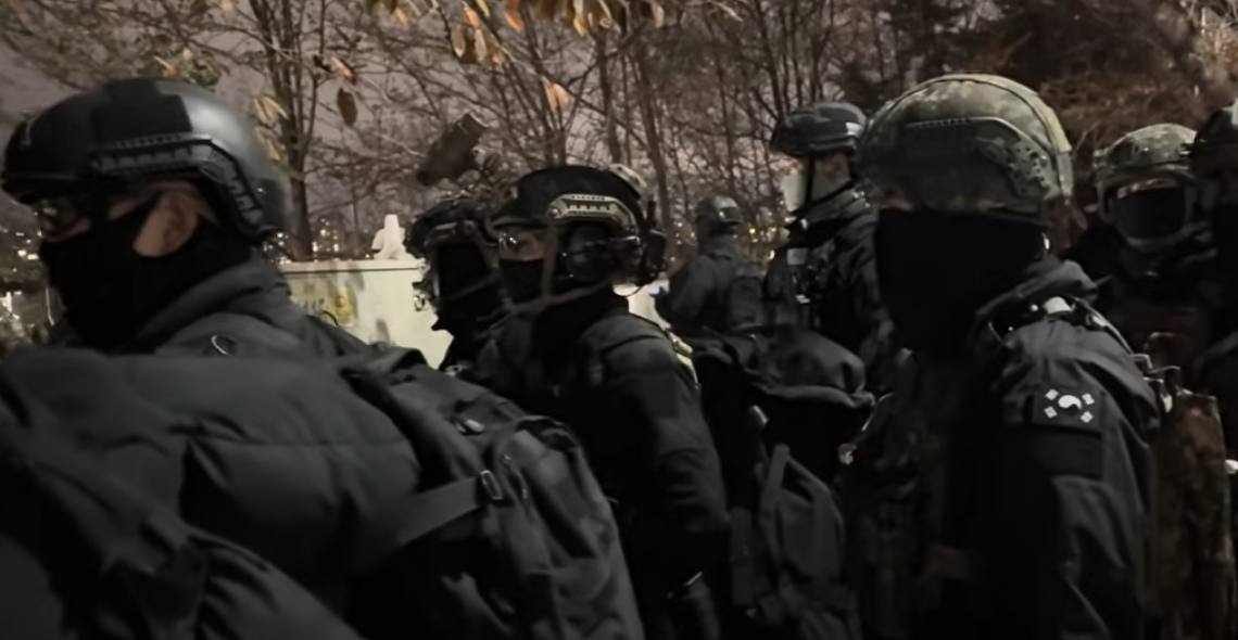 南韓資深記者許在賢上載一條現場採訪影片,當時他在國會外遇到執行戒嚴令後離開的士兵,一名士兵突然望向鏡頭多次鞠躬,並不停向國民說「對不起」。(影片截圖)