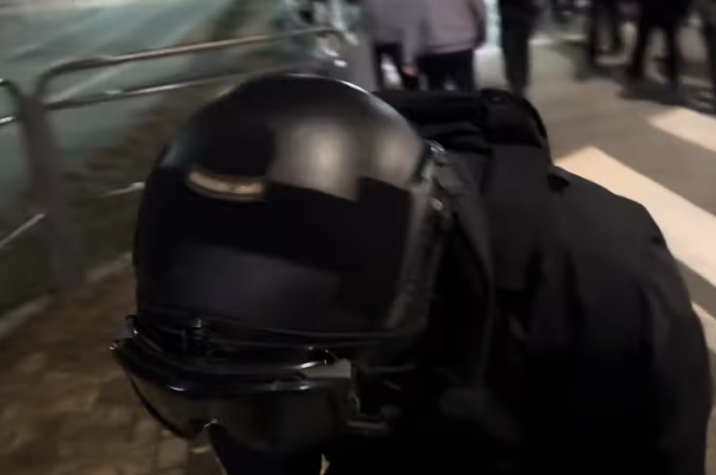 南韓資深記者許在賢上載一條現場採訪影片,當時他在國會外遇到執行戒嚴令後離開的士兵,一名士兵突然望向鏡頭多次鞠躬,並不停向國民說「對不起」。(影片截圖)