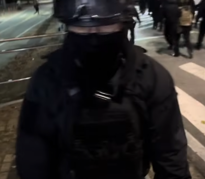 南韓資深記者許在賢上載一條現場採訪影片,當時他在國會外遇到執行戒嚴令後離開的士兵,一名士兵突然望向鏡頭多次鞠躬,並不停向國民說「對不起」。(影片截圖)