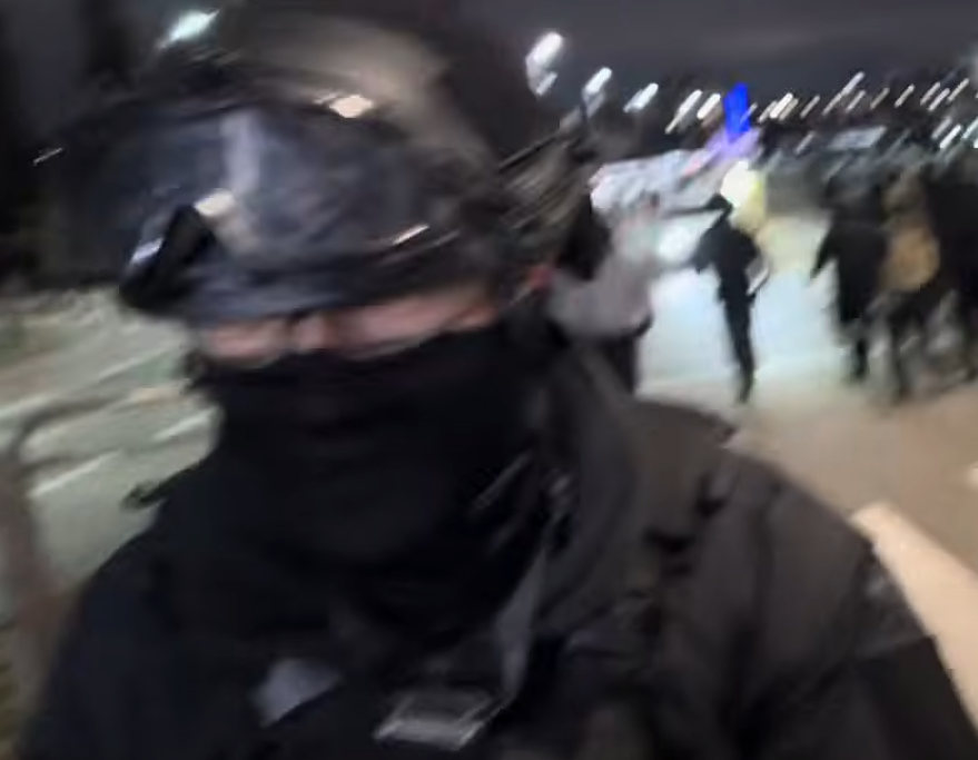 南韓資深記者許在賢上載一條現場採訪影片,當時他在國會外遇到執行戒嚴令後離開的士兵,一名士兵突然望向鏡頭多次鞠躬,並不停向國民說「對不起」。(影片截圖)