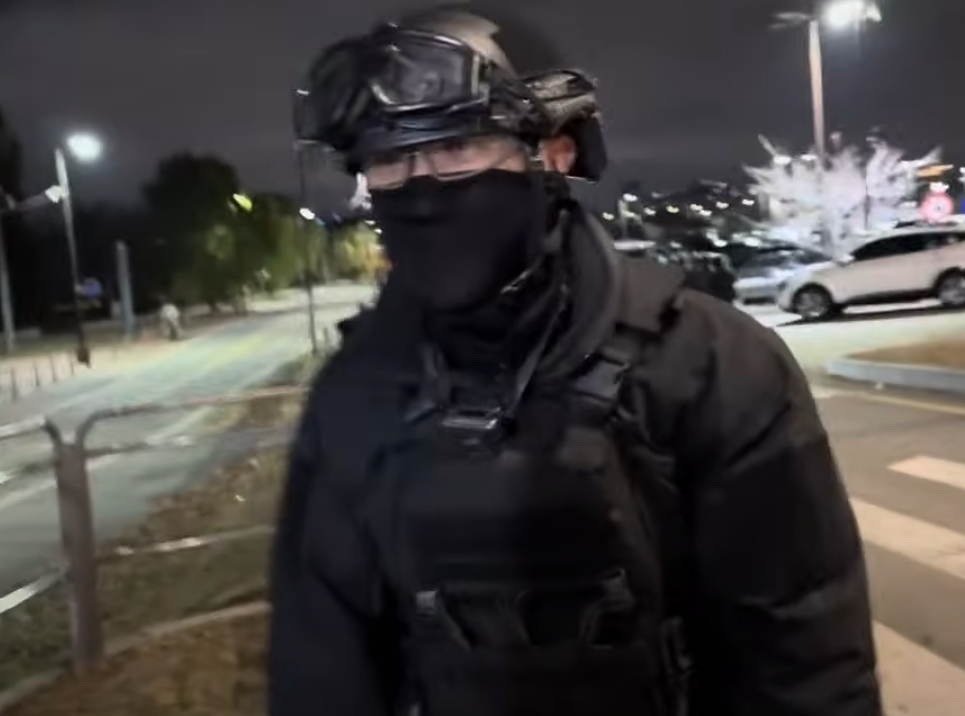 南韓資深記者許在賢上載一條現場採訪影片,當時他在國會外遇到執行戒嚴令後離開的士兵,一名士兵突然望向鏡頭多次鞠躬,並不停向國民說「對不起」。(影片截圖)