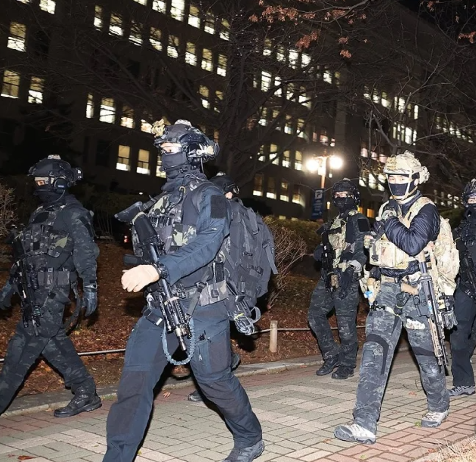 南韓戒嚴風波|部署到國會的戒嚴部隊被韓媒指屬於南韓陸軍特種作戰指司令部,為大熱韓劇《太陽的後裔》原型部隊。(美聯社)