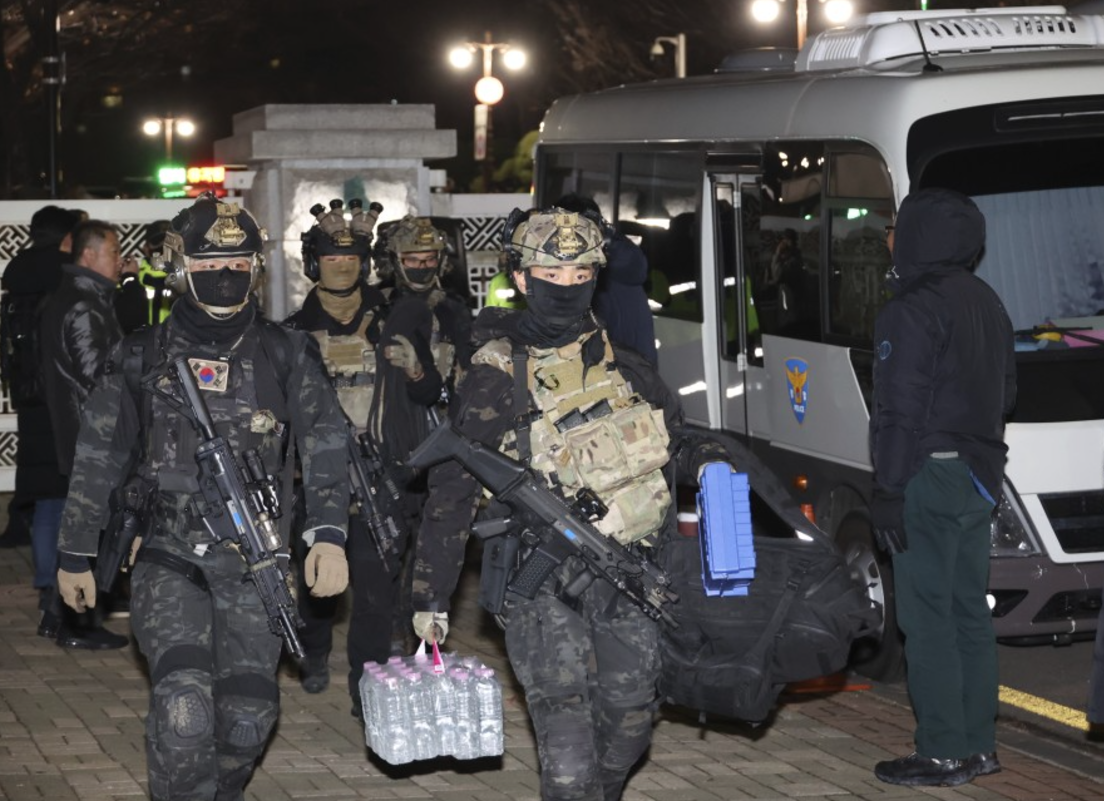 南韓戒嚴風波|部署到國會的戒嚴部隊被韓媒指屬於南韓陸軍特種作戰指司令部,為大熱韓劇《太陽的後裔》原型部隊。(美聯社)