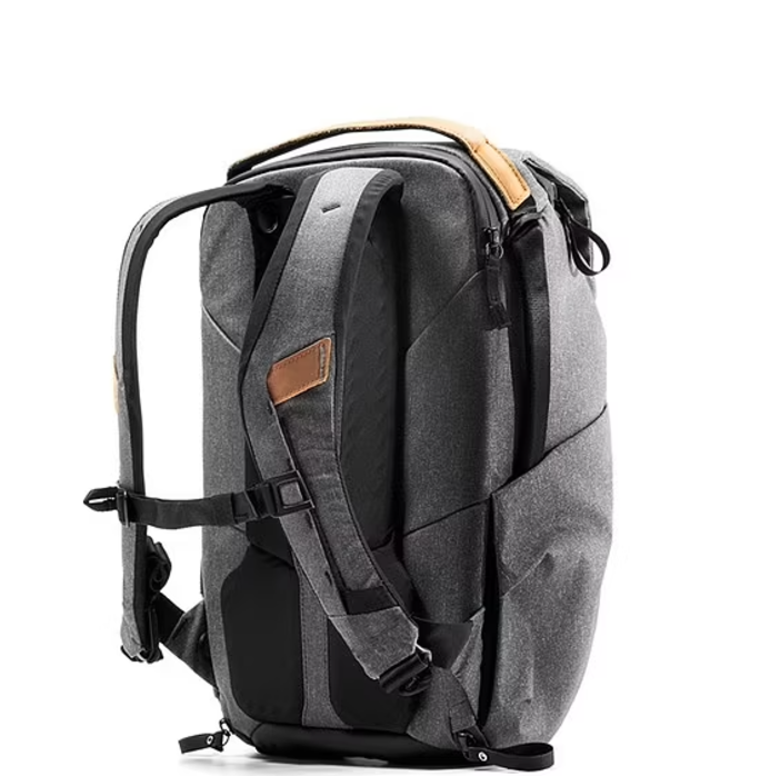 網民指槍手所揹的是售價279美元起跳的「豪華背包」,為Peak Design品牌的「Everyday Backpack」。(互聯網)