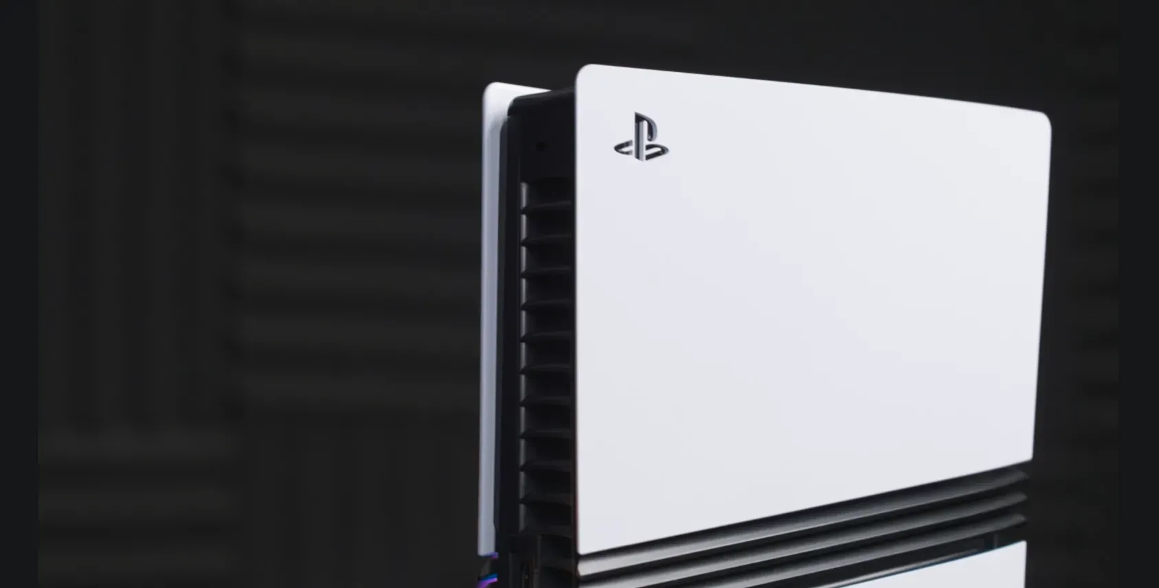 相比起PS5 ,PS5 Pro 的畫面渲染速度提高了45%,Raytrace 的投射速度提升了2至3倍,並加入了名為 PSSR 的 AI 技術,類似於 NVIDIA 的 DLSS,可以將低解析度的畫面實時提升。