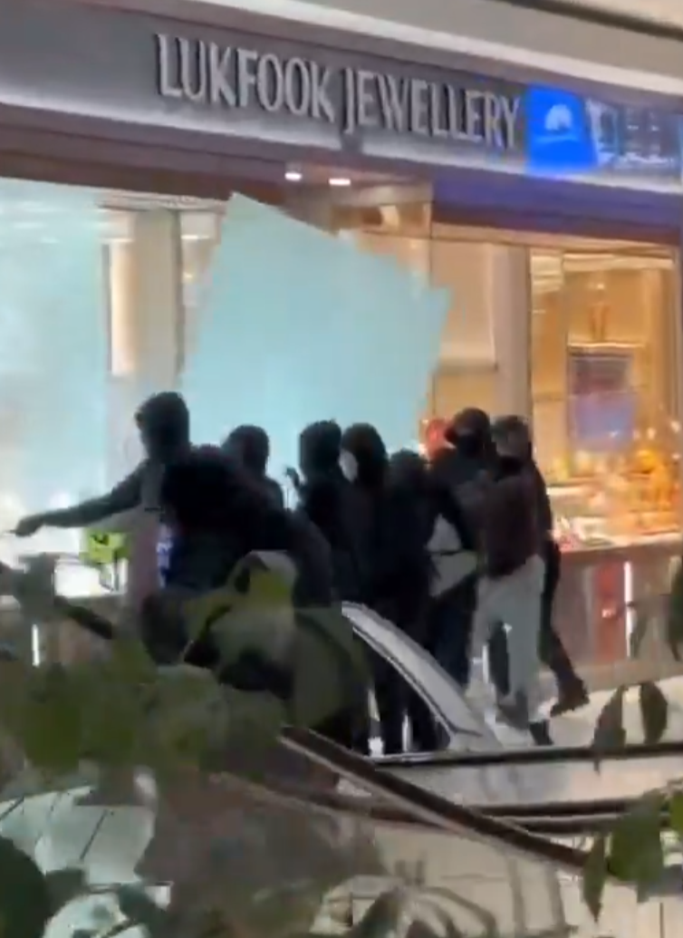 加拿大多倫多萬錦市一個商場內的六福珠寶店周三下午發生劫案,多名蒙面賊在光天化日下打劫該店。(影片截圖)