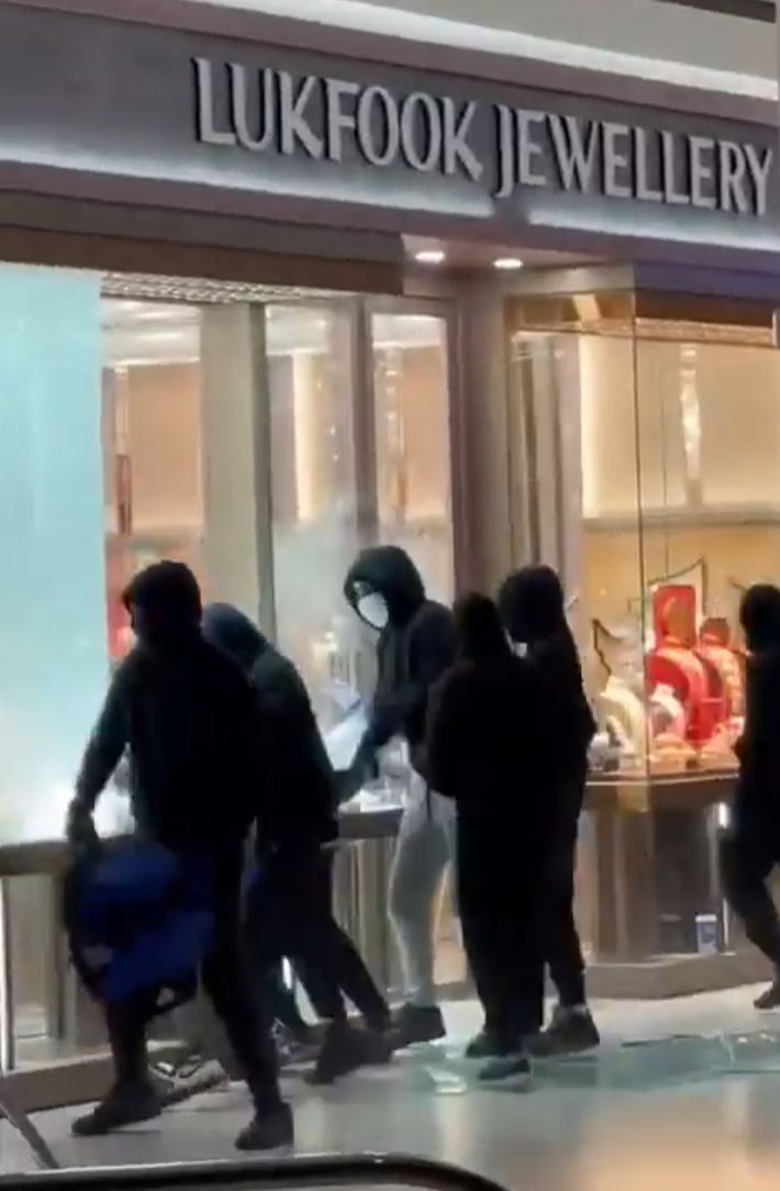 加拿大多倫多萬錦市一個商場內的六福珠寶店周三下午發生劫案,多名蒙面賊在光天化日下打劫該店。(影片截圖)