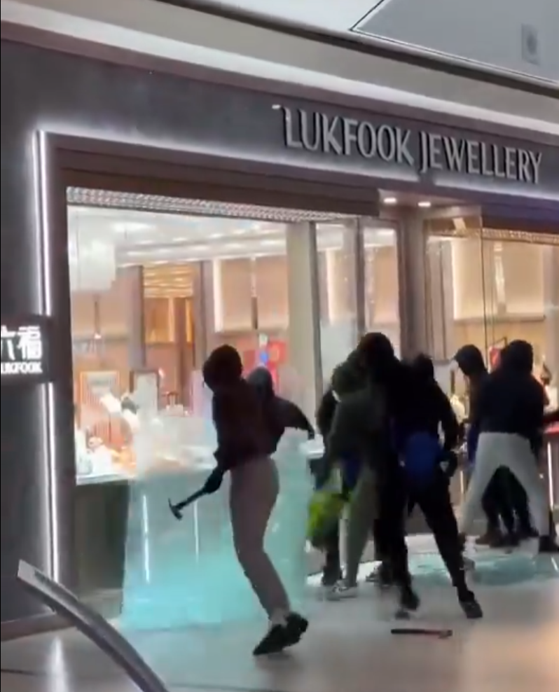 加拿大多倫多萬錦市一個商場內的六福珠寶店周三下午發生劫案,多名蒙面賊在光天化日下打劫該店。(影片截圖)