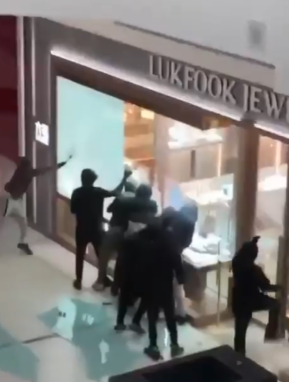 加拿大多倫多萬錦市一個商場內的六福珠寶店周三下午發生劫案,多名蒙面賊在光天化日下打劫該店。(影片截圖)