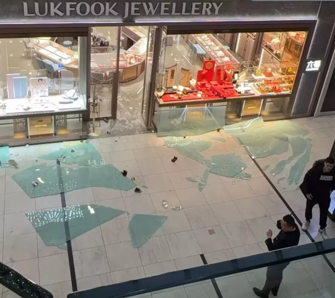 加拿大多倫多萬錦市一個商場內的六福珠寶店周三下午發生劫案,多名蒙面賊在光天化日下打劫該店。(小紅書)