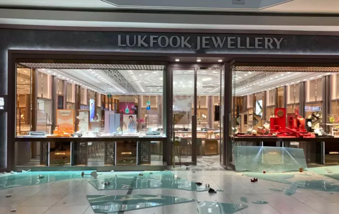 加拿大多倫多萬錦市一個商場內的六福珠寶店周三下午發生劫案,多名蒙面賊在光天化日下打劫該店。(小紅書)