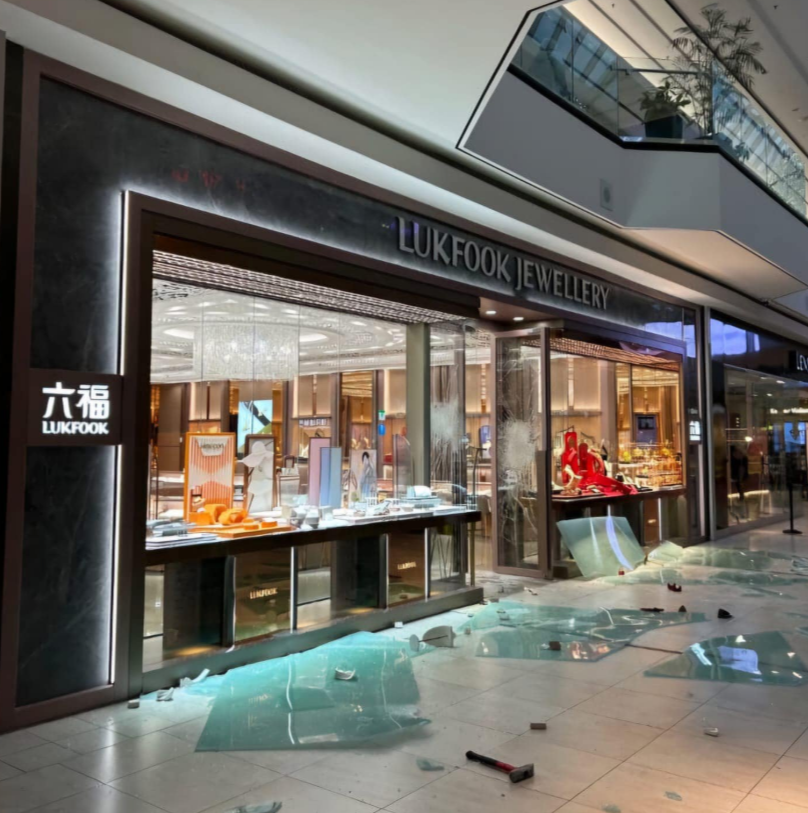 加拿大多倫多萬錦市一個商場內的六福珠寶店周三下午發生劫案,多名蒙面賊在光天化日下打劫該店。(小紅書)