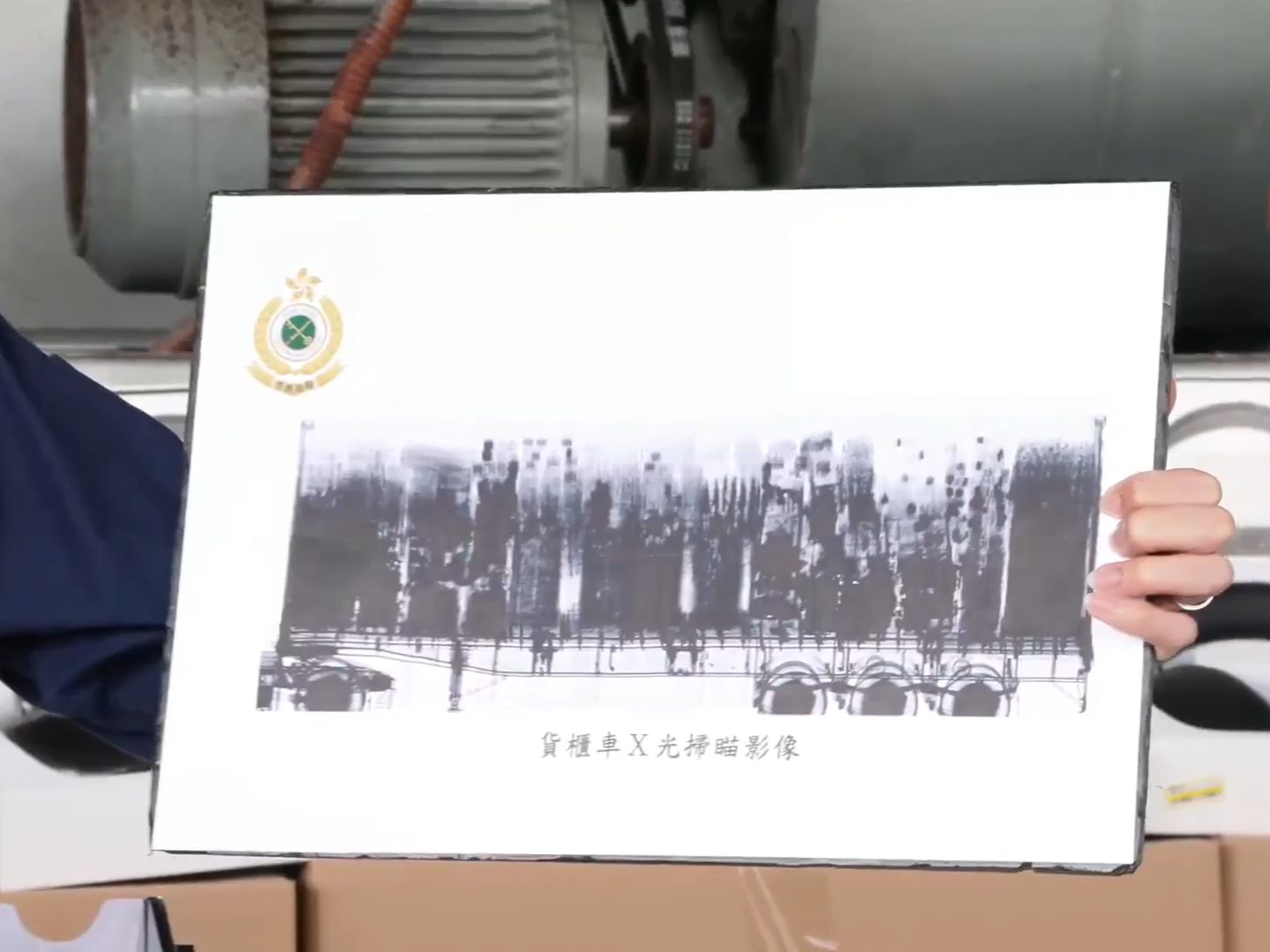 香港運巴基斯坦遠洋船貨櫃涉走私 海關檢2300萬元耳機護膚品(香港海關Facebook截圖)