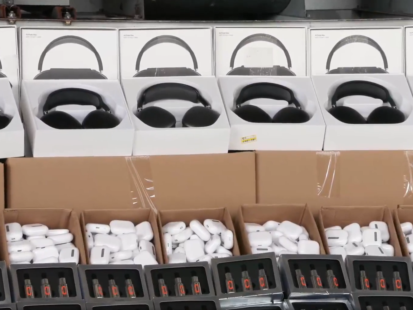 香港運巴基斯坦遠洋船貨櫃涉走私 海關檢2300萬元耳機護膚品(香港海關Facebook截圖)