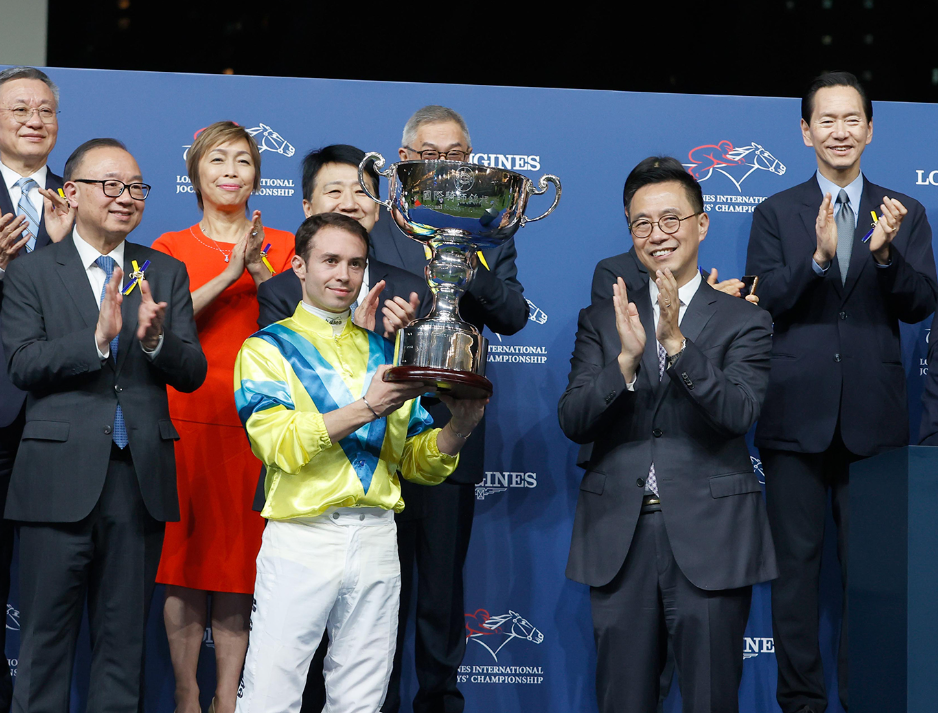 楊潤雄前天晚上出席香港賽馬會浪琴國際騎師錦標賽頒獎儀式。(馬會圖片)