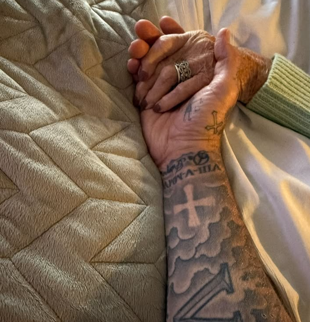 碧咸此前的Netflix紀錄片亦曾特意介紹嘉芙菲斯的貢獻,「萬人迷」在社交媒體分享一張自己握着嘉芙菲斯的手的照片