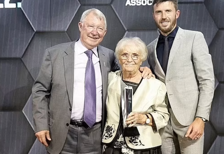 嘉芙菲斯還獲授予足球服務獎,談到另一傳奇領隊費格遜爵士,表示很享受替對方工作。