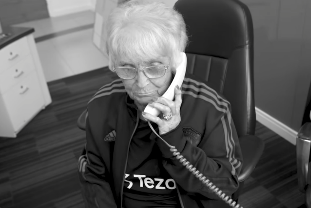 曼聯公布服務球會超過55年的卡靈頓訓練中心女接待員嘉芙菲斯(Kath Phipps)離世,享年85歲