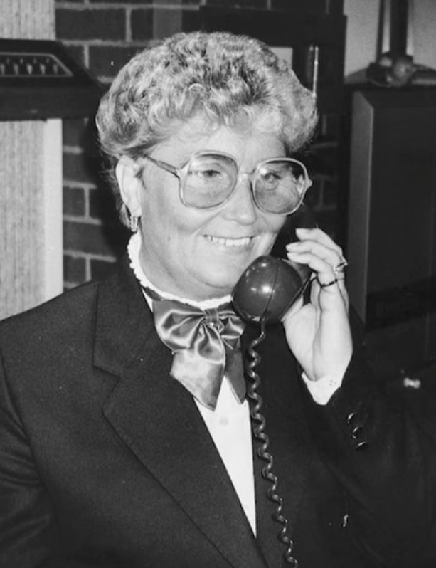 曼聯公布服務球會超過55年的卡靈頓訓練中心女接待員嘉芙菲斯(Kath Phipps)離世,享年85歲