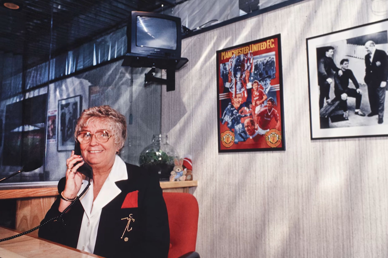 曼聯公布服務球會超過55年的卡靈頓訓練中心女接待員嘉芙菲斯(Kath Phipps)離世,享年85歲