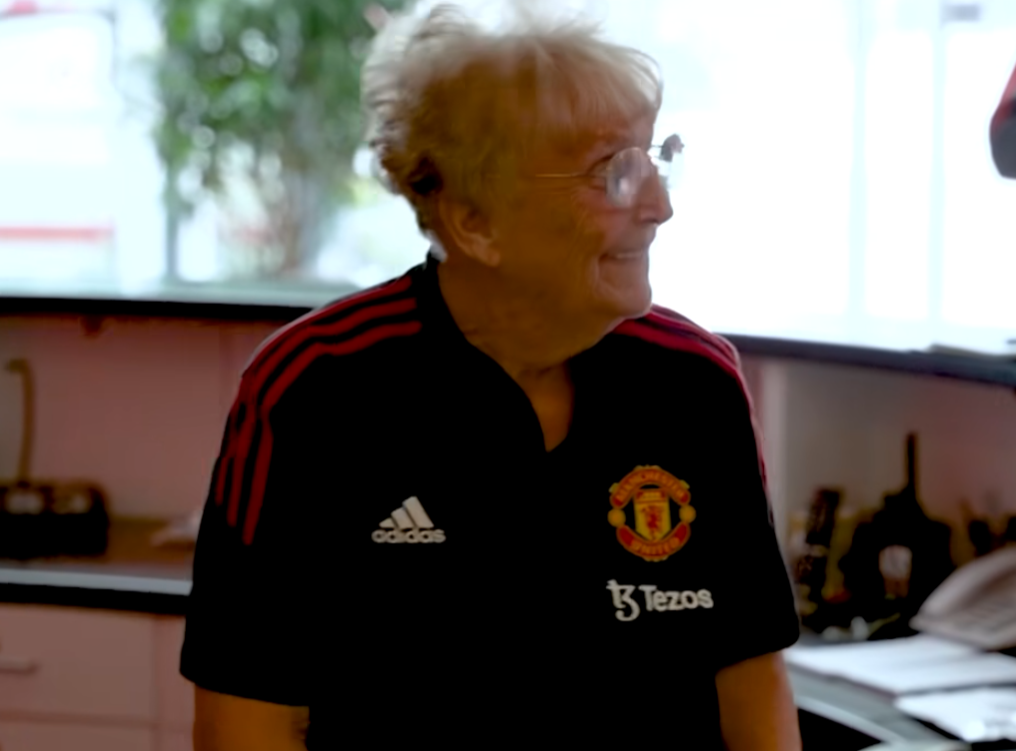 曼聯公布服務球會超過55年的卡靈頓訓練中心女接待員嘉芙菲斯(Kath Phipps)離世,享年85歲