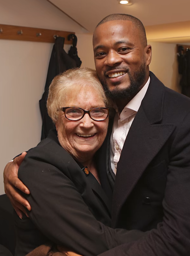 嘉芙菲斯見證了多位巨星的誕生和成長,與一眾年代的曼聯球員成為朋友