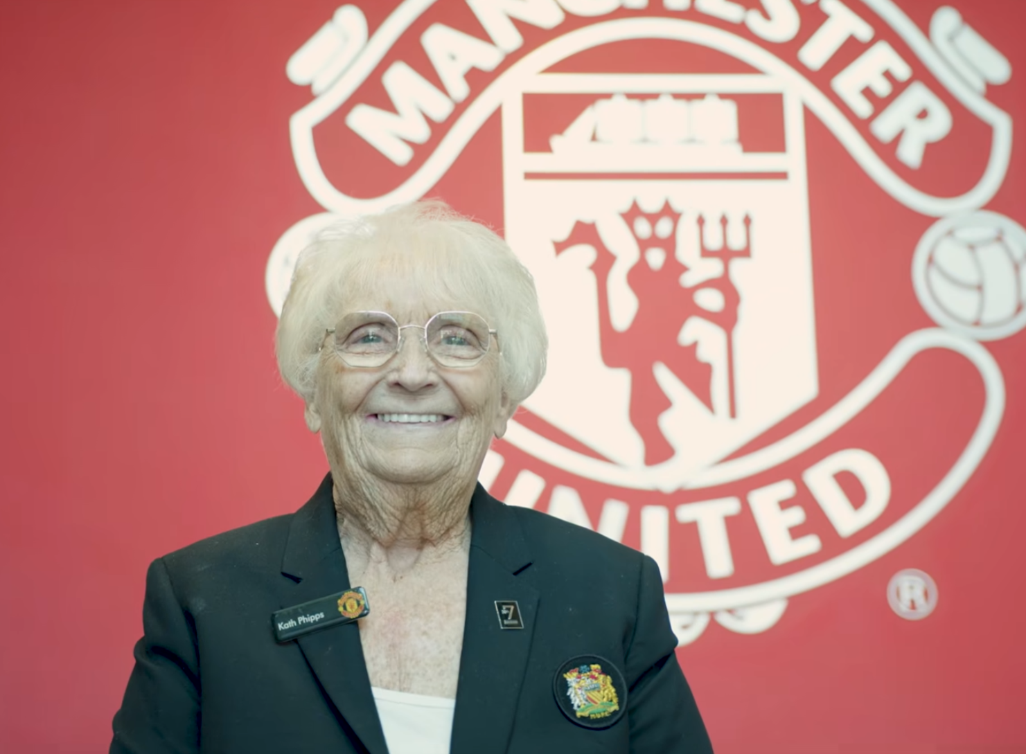 曼聯公布服務球會超過55年的卡靈頓訓練中心女接待員嘉芙菲斯(Kath Phipps)離世,享年85歲。