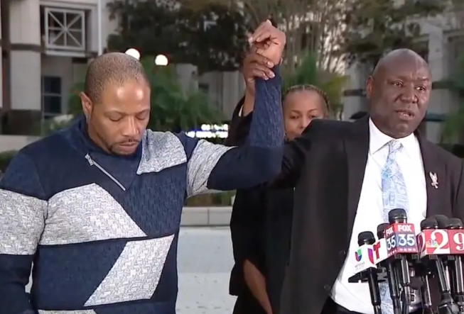 Sampson父親(左)。(互聯網)