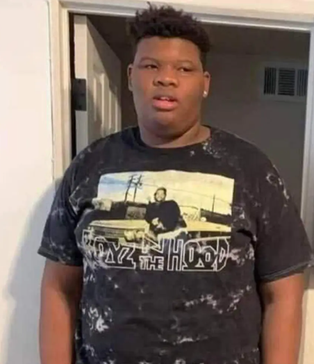 Sampson超重近100磅,仍無被職員阻止玩跳樓機。(互聯網)