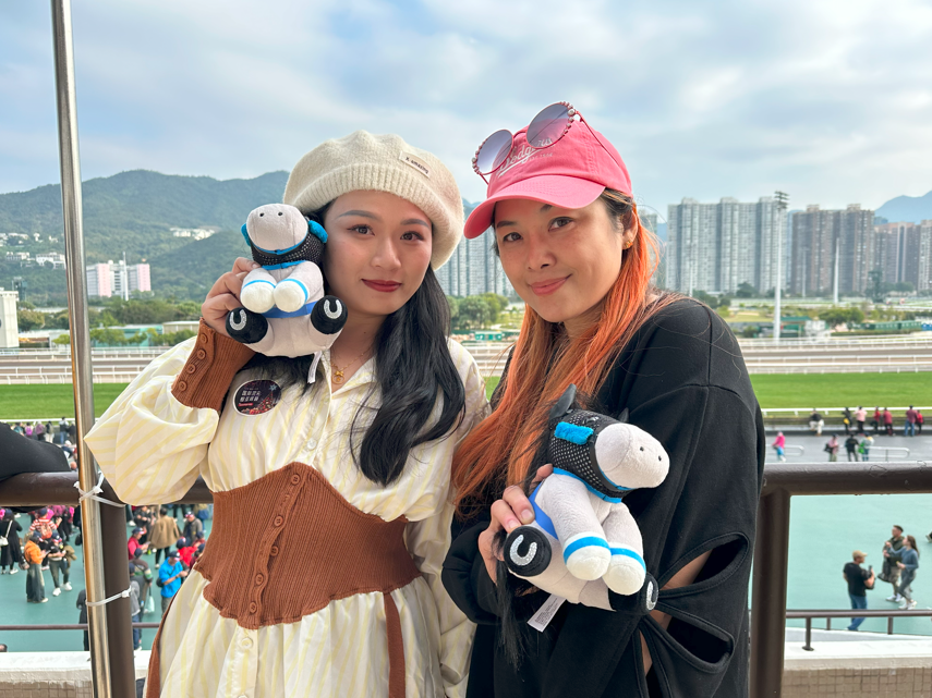 黃小姐(左)以「一簽多行」個人遊簽注來港。