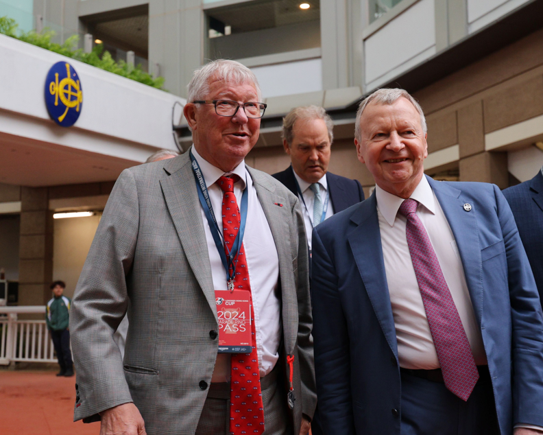 曼聯前領隊費格遜與香港賽馬會行政總裁應家柏(右)。