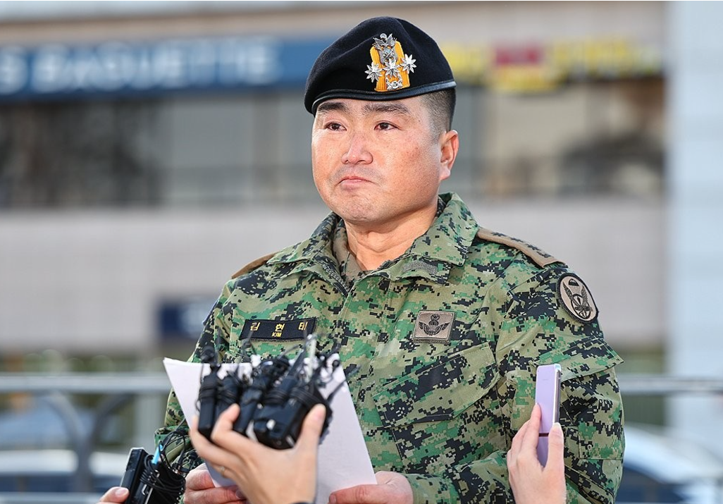 陸軍特種部隊707團在緊急戒嚴期間被部署到國會,團長金炫兌表示,特種部隊是被前防長金龍顯利用的受害者,他就事件致歉,並宣布離開軍隊。(韓聯社)