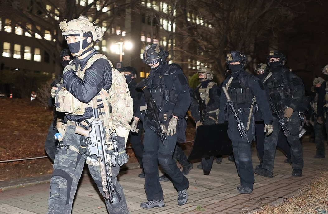 陸軍特種部隊707團在緊急戒嚴期間被部署到國會,團長金炫兌表示,特種部隊是被前防長金龍顯利用的受害者,他就事件致歉,並宣布離開軍隊。(韓聯社)