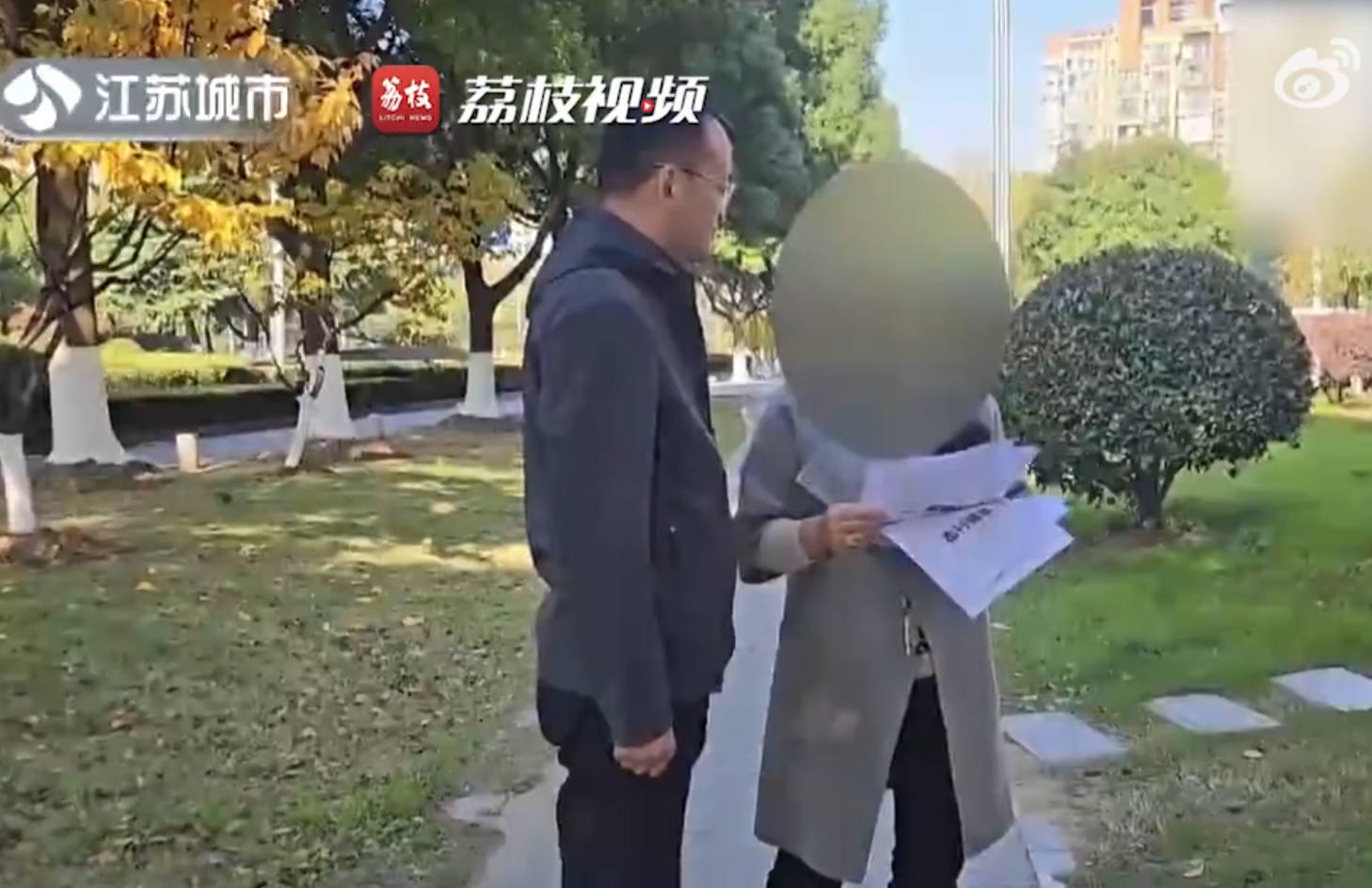 南京的李女士花70萬通過中介機構幫女兒申請報讀香港大學文學士,及後被揭因為偽造入學資料而被退學。李女士及後才發現中介機構為女兒報讀港大時擅自偽造美國高中的身份和IB成績。(影片截圖)