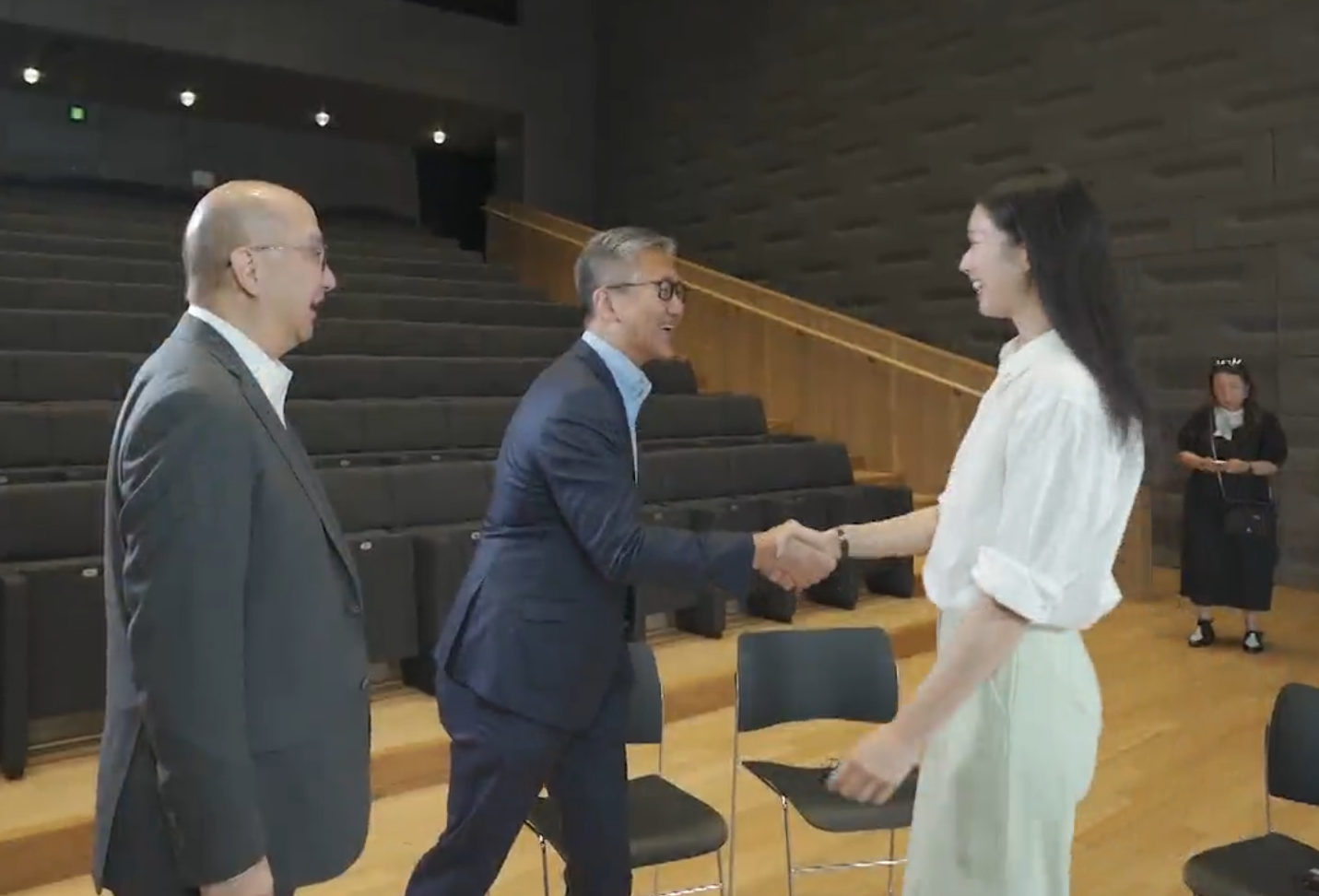 警務處處長蕭澤頤與擔任主持人的馬會公司事務執行總監譚志源,以及對外事務助理經理、奧運劍擊金牌得主江旻憓對談(馬會刊物《駿步人生》)