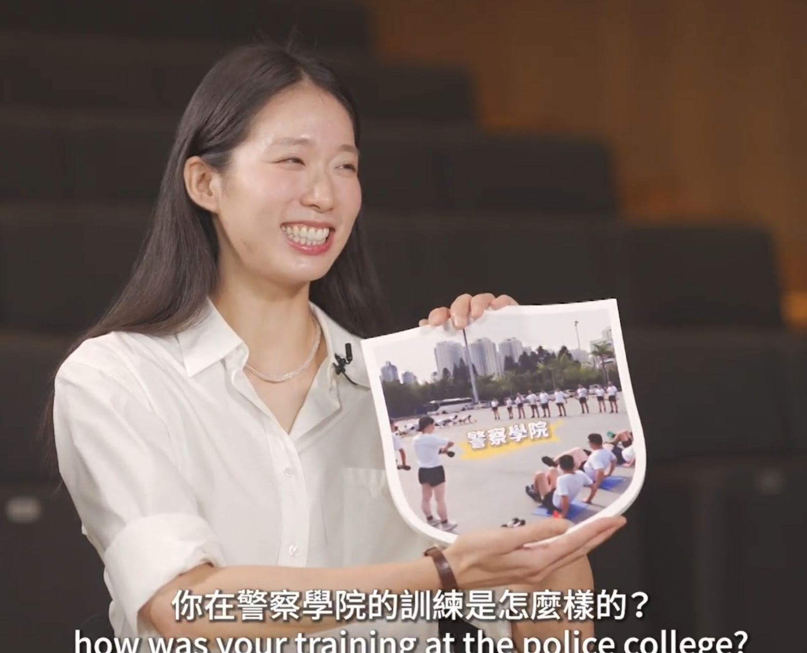 警務處處長蕭澤頤與擔任主持人的馬會公司事務執行總監譚志源,以及對外事務助理經理、奧運劍擊金牌得主江旻憓對談(馬會刊物《駿步人生》)