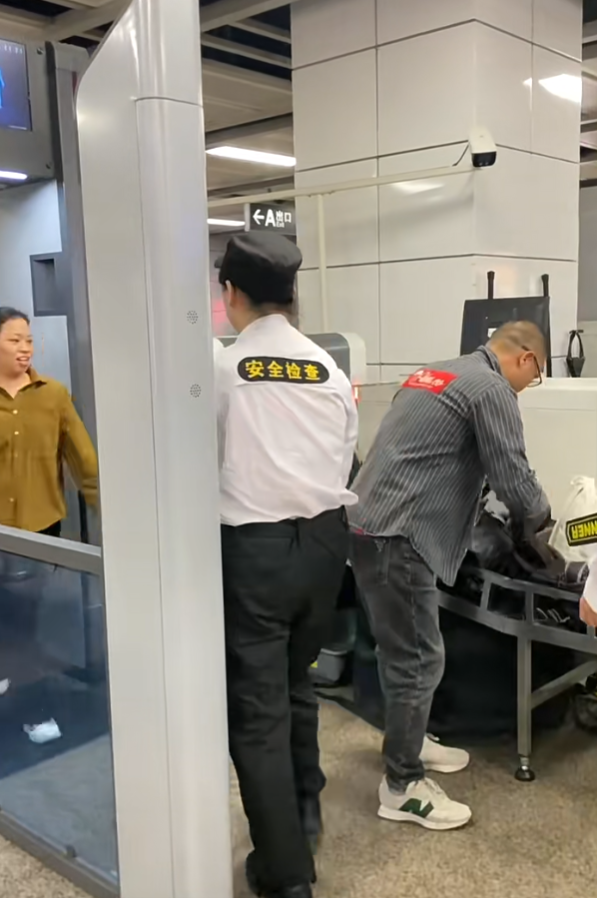 廣州地鐵周日起突然提升安檢,嚴格程度被指如同機場登機,多個車站因而大排長龍,引發大量市民不滿。(小紅書)