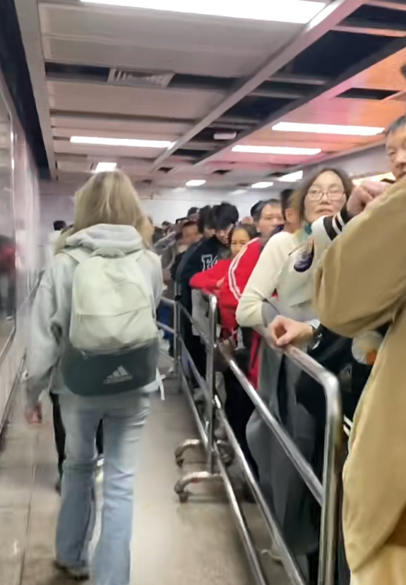 廣州地鐵周日起突然提升安檢,嚴格程度被指如同機場登機,多個車站因而大排長龍,引發大量市民不滿。(小紅書)