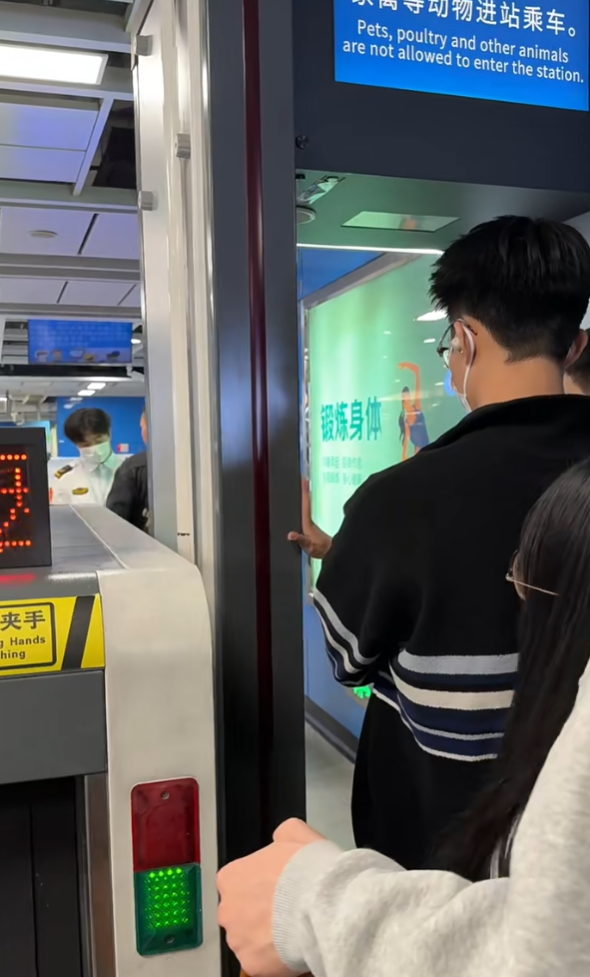 廣州地鐵周日起突然提升安檢,嚴格程度被指如同機場登機,多個車站因而大排長龍,引發大量市民不滿。(小紅書)