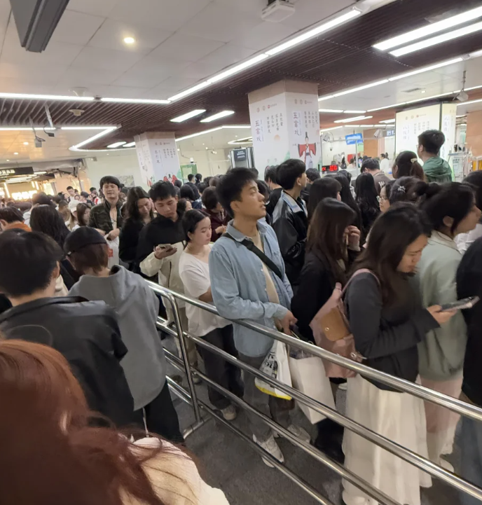 廣州地鐵周日起突然提升安檢,嚴格程度被指如同機場登機,多個車站因而大排長龍,引發大量市民不滿。(小紅書)