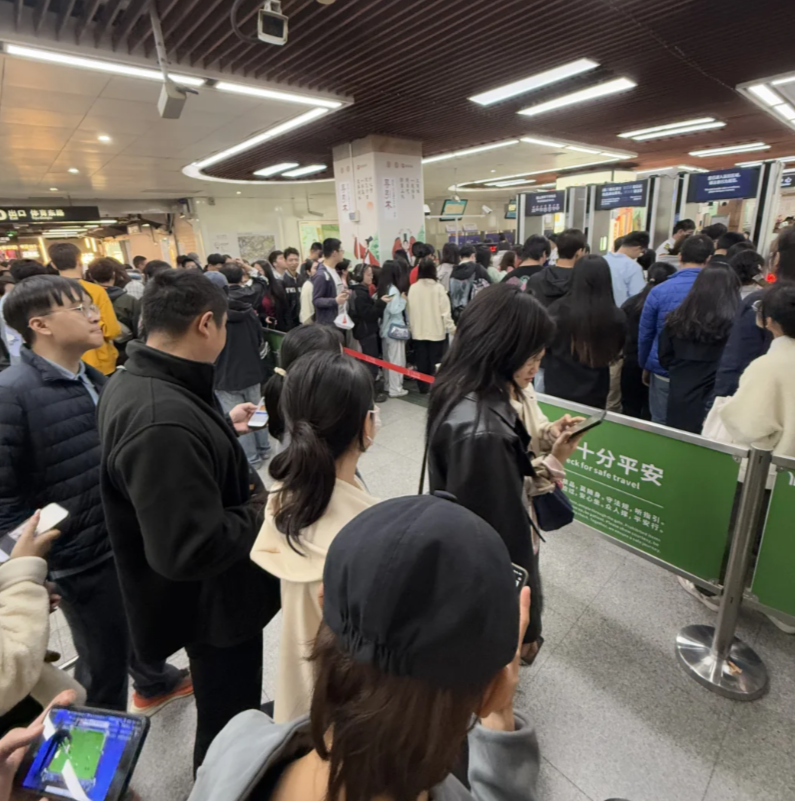 廣州地鐵周日起突然提升安檢,嚴格程度被指如同機場登機,多個車站因而大排長龍,引發大量市民不滿。(小紅書)