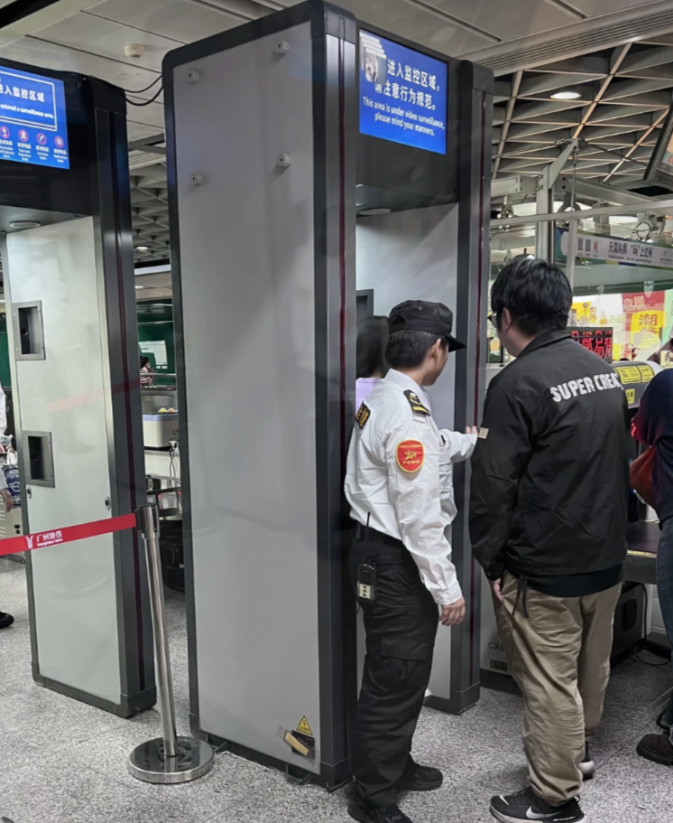 廣州地鐵周日起突然提升安檢,嚴格程度被指如同機場登機,多個車站因而大排長龍,引發大量市民不滿。(小紅書)
