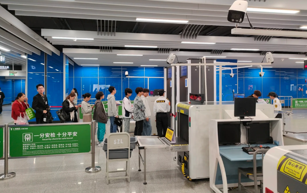 廣州地鐵周日起突然提升安檢,嚴格程度被指如同機場登機,多個車站因而大排長龍,引發大量市民不滿。(小紅書)