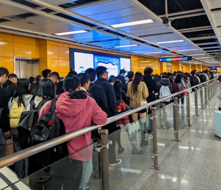 廣州地鐵周日起突然提升安檢,嚴格程度被指如同機場登機,多個車站因而大排長龍,引發大量市民不滿。(小紅書)