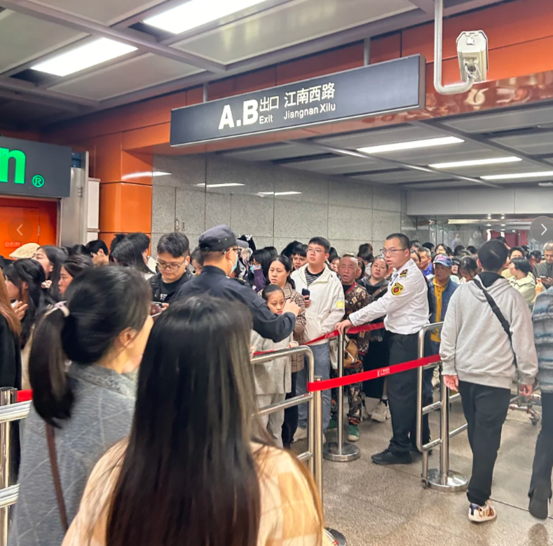 廣州地鐵周日起突然提升安檢,嚴格程度被指如同機場登機,多個車站因而大排長龍,引發大量市民不滿。(小紅書)