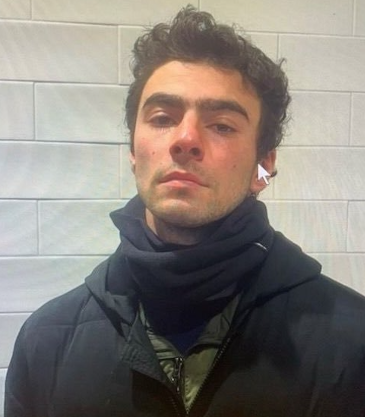 「聯合健康保險」50歲行政總裁湯普森遭人從後行刑式開槍射殺,警方星期一在賓夕法尼亞州拘捕26歲涉案男子曼吉奧。(網上圖片)